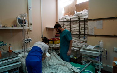 Szpital w Zaporożu, gdzie schroniły się tysiące uchodźców z Mariupola, którym mimo ostrzału udało si