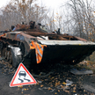 Uszkodzony rosyjski transporter opancerzony na drodze w pobliżu Wowczańska w obwodzie charkowskim