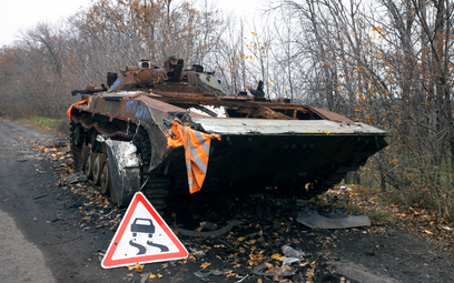 Uszkodzony rosyjski transporter opancerzony na drodze w pobliżu Wowczańska w obwodzie charkowskim
