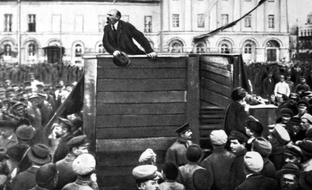 Biali odrzucili działania ustrojowe Lenina (na zdjęciu przemawia w Moskwie do żołnierzy idących na f