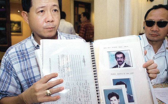 Filipiński naczelnik policji Avelino Razon pokazuje akta Yousefa i Murada podczas konferencji prasow