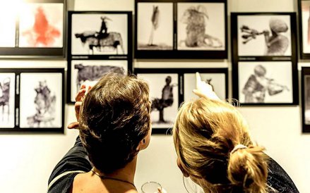 „Beksiński nieznany” to wystawa prezentująca fotografie i fotomontaże Zdzisława Beksińskiego.