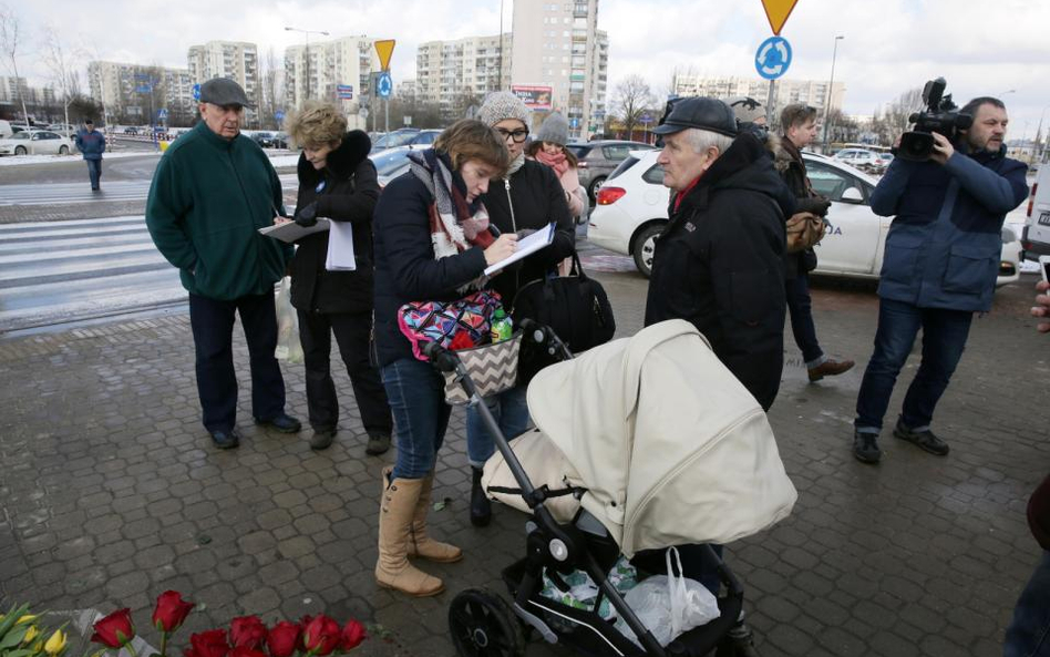 Akcja zbierania podpisów pod wnioskiem o referendum w sprawie reformy systemu oświaty, 25 bm. w Wars