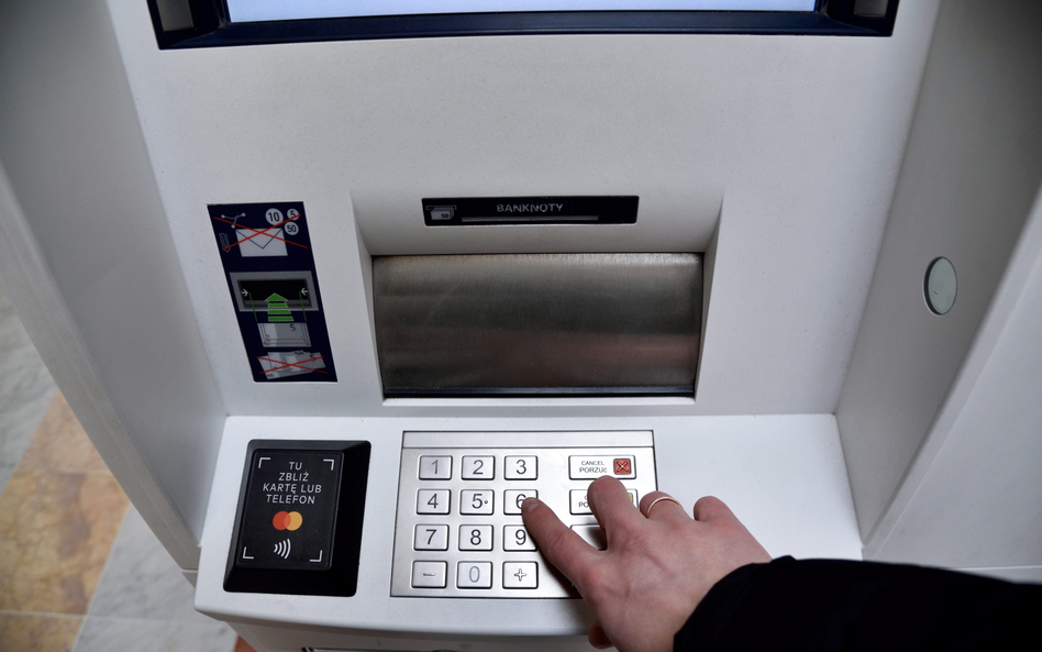 Sprawdzenie salda to około 7 proc. transakcji w bankomatach
