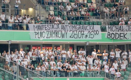 Baner zapraszający na antyimigrancką manifestacją pojawił się na jednym z ostatnich meczów Legii War