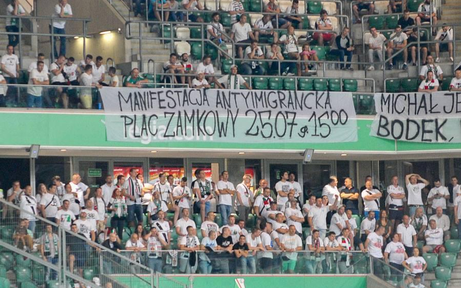 Baner zapraszający na antyimigrancką manifestacją pojawił się na jednym z ostatnich meczów Legii War