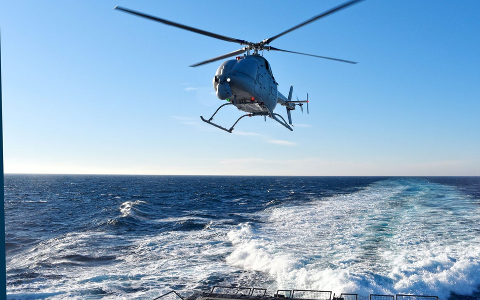 Śmigłowiec MQ-8C Fire Scout na pokładzie okrętu patrolowego USS Coronado (LCS-4), podczas prób w cze