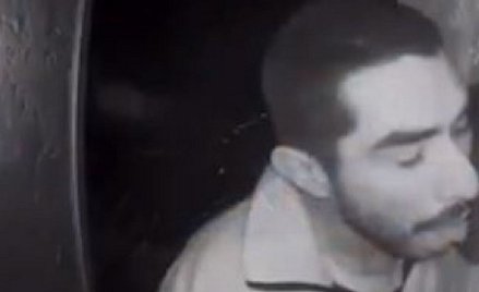 USA: Mężczyzna przez trzy godziny lizał domofon. Szuka go policja