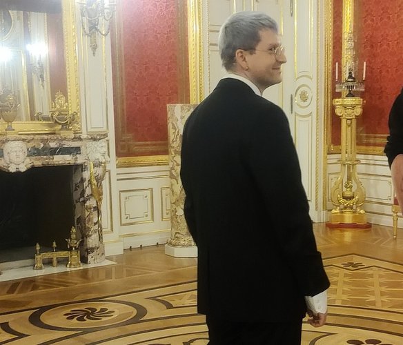 Łukasz Stokłosa podczas wernisażu na Zamku Królewskim