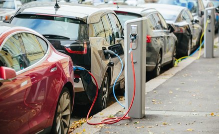 Większość ładowarek dostępnych w Polsce można znaleźć na parkingach publicznych i w galeriach handlo