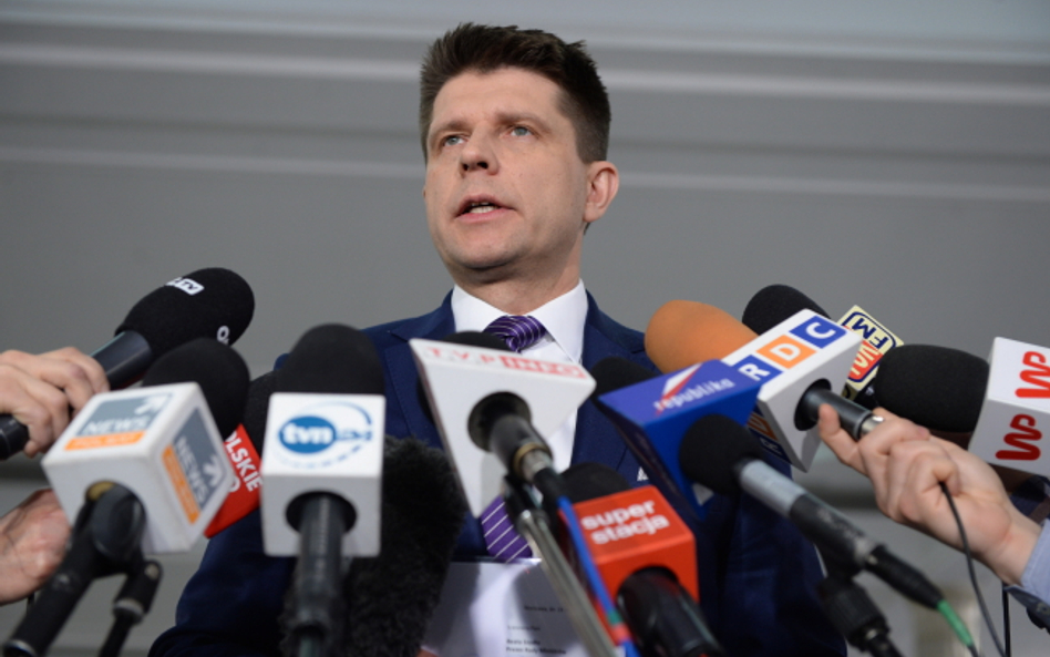 Petru: Rząd na kolanach. Upokorzenie Szydło