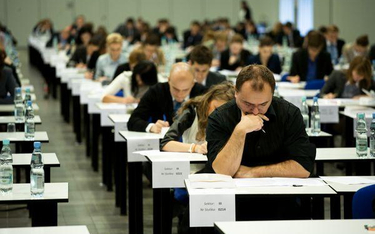 Egzamin na aplikację ogólną: Kandydaci na sędziów i prokuratorów pisali test w stolicy
