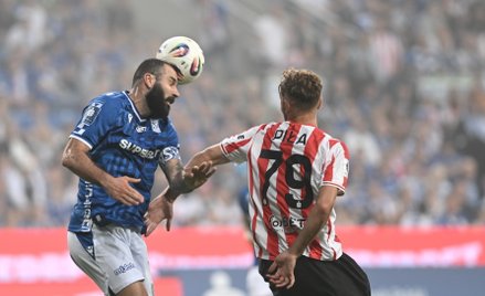 Piłkarz Lecha Poznań Mikael Ishak (L) i Dominik Piła (P) z Cracovii