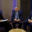 Prof. Alojzy Nowak, rektor Uniwersytetu Warszawskiego (w środku), i Justin Gandy, dyrektor zarządzaj