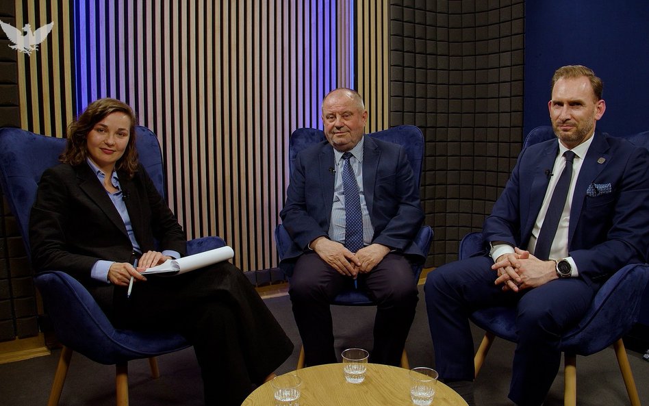 Prof. Alojzy Nowak, rektor Uniwersytetu Warszawskiego (w środku), i Justin Gandy, dyrektor zarządzaj