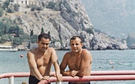 Wakacje na Krymie, sowieccy bohaterowie (kosmonauci Andrijan Nikołajew i Jurij Gagarin). Rosjanie uw