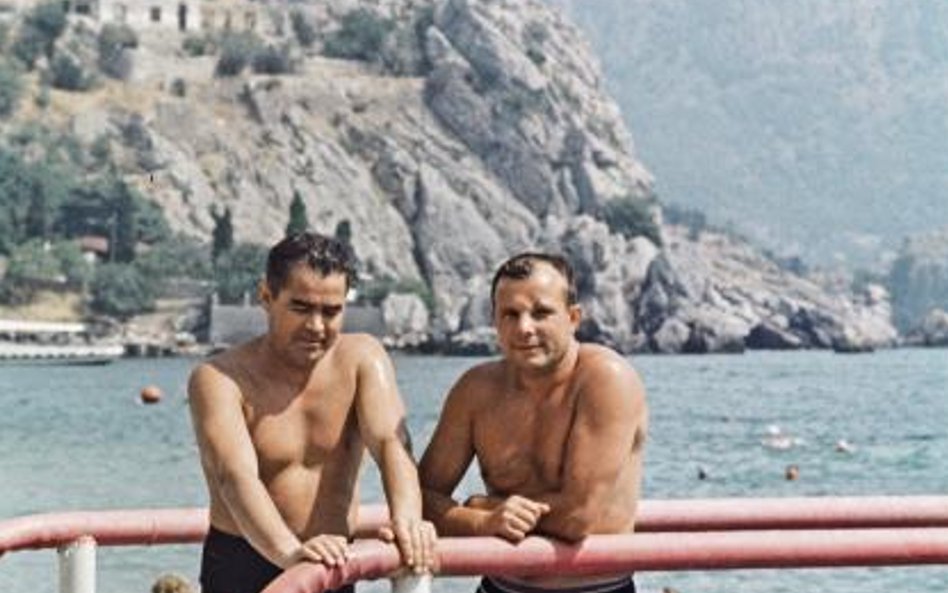 Wakacje na Krymie, sowieccy bohaterowie (kosmonauci Andrijan Nikołajew i Jurij Gagarin). Rosjanie uw