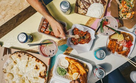 Już nie tylko burgery czy pizza – Polacy coraz częściej zamawiają też potrawy kuchni Dalekiego i Bli