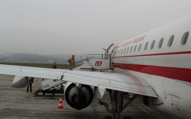 Prezydent Andrzej Duda wchodzi na pokład czarterowanego samolotu