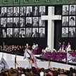We mszy w intencji ofiar katastrofy na placu Piłsudskiego w Warszawie wzięło udział w sobotę ok. 100