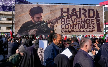 Banner przedstawiający ajatollaha Modżtabę Chameneiego, nowego Najwyższego Przywódcę Iranu, na placu