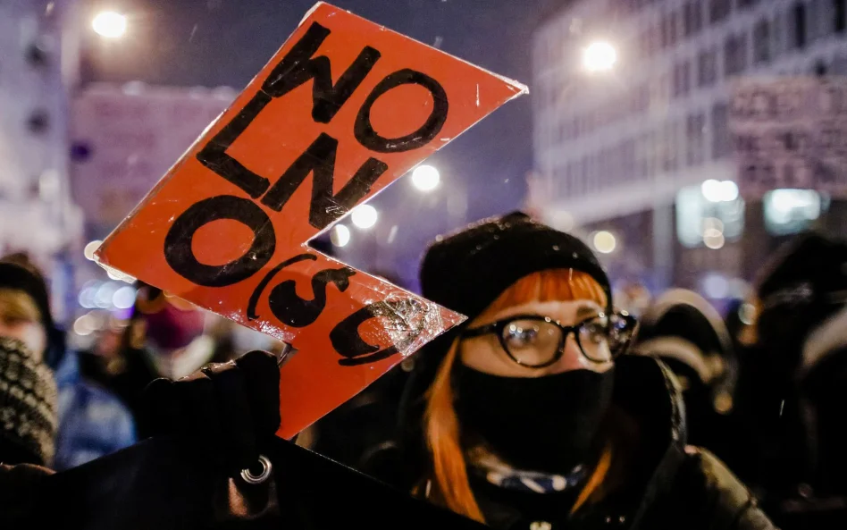 Wjechał w protestujące kobiety. Funkcjonariusz ABW stanie przed sądem
