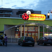 Mandat za wyjęcie żywności ze sklepowego śmietnika. Sąd zdecydował
