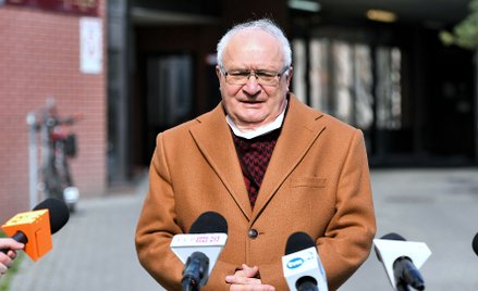 Prof. Simon: Szczepionka mRNA zmienia genom? A jak ktoś je wołowinę to staje się bawołem?