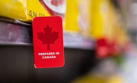 „Przygotowane w Kanadzie” - plakietka w sklepie spożywczym w Toronto