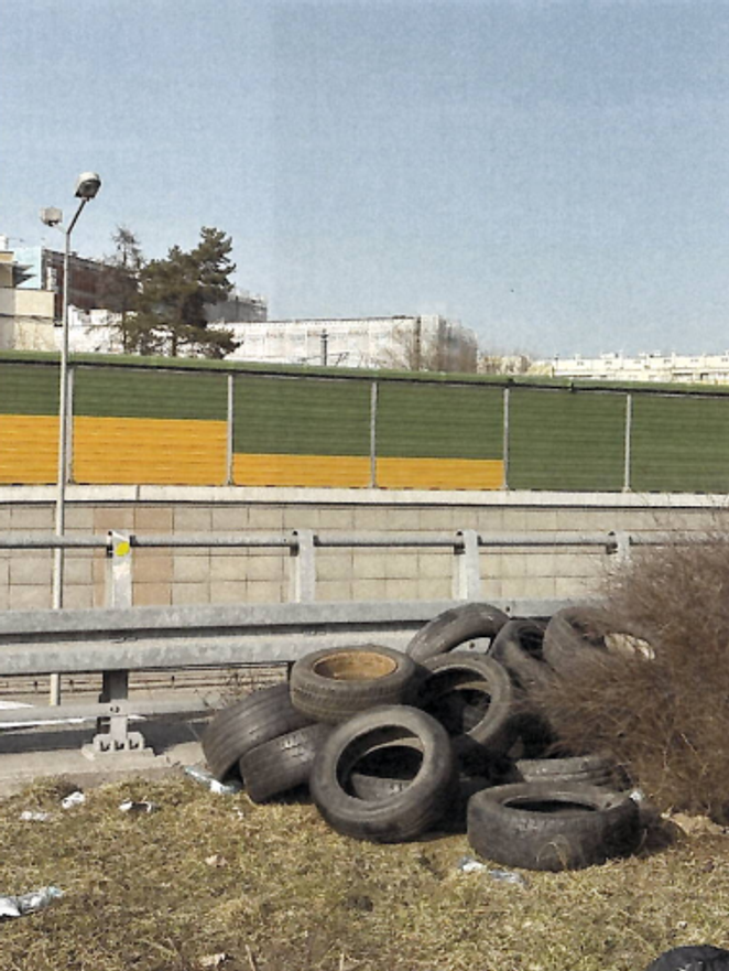 W krzakach i na łąkach zalegają sterty zużytych opon samochodowych