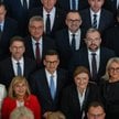 Były premier Mateusz Morawiecki (w środku) i członkowie stowarzyszenia Rozwój Plus pozują do zdjęcia