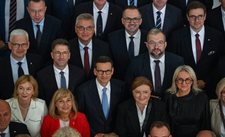 Były premier Mateusz Morawiecki (w środku) i członkowie stowarzyszenia Rozwój Plus pozują do zdjęcia