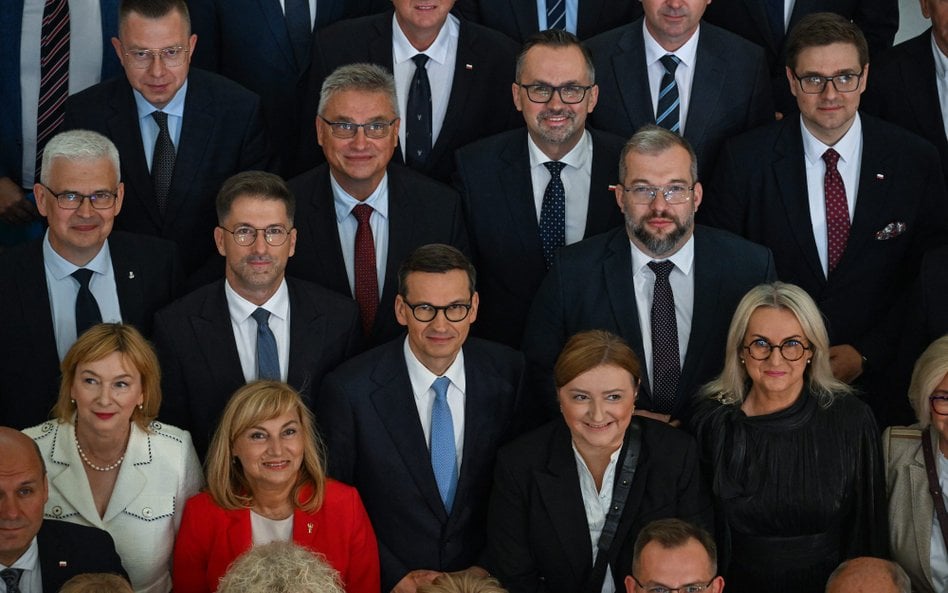 Były premier Mateusz Morawiecki (w środku) i członkowie stowarzyszenia Rozwój Plus pozują do zdjęcia
