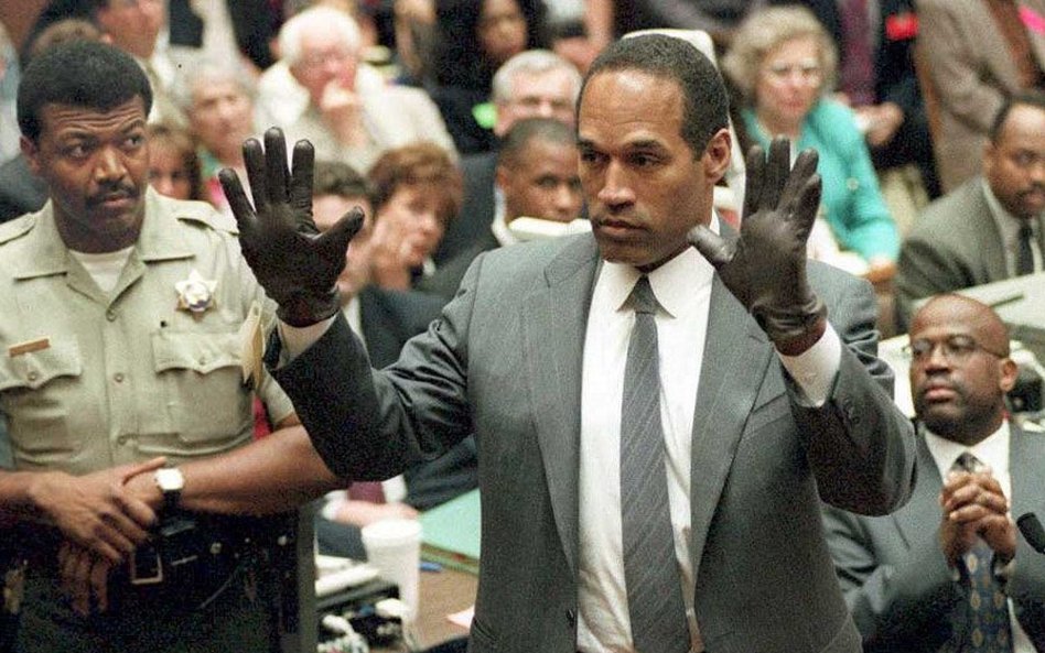 O.J. Simpson przed sądem prezentuje "za ciasne rękawiczki"