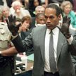 O.J. Simpson przed sądem prezentuje "za ciasne rękawiczki"