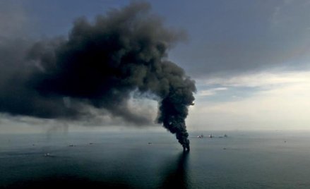 Płonąca platforma Deepwater Horizon