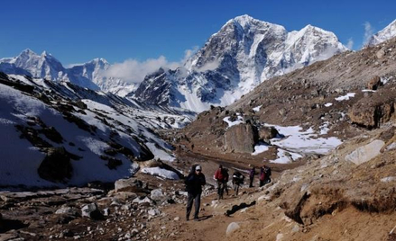 Wysokie nepalskie góry są celem wielu turystycznych wypraw