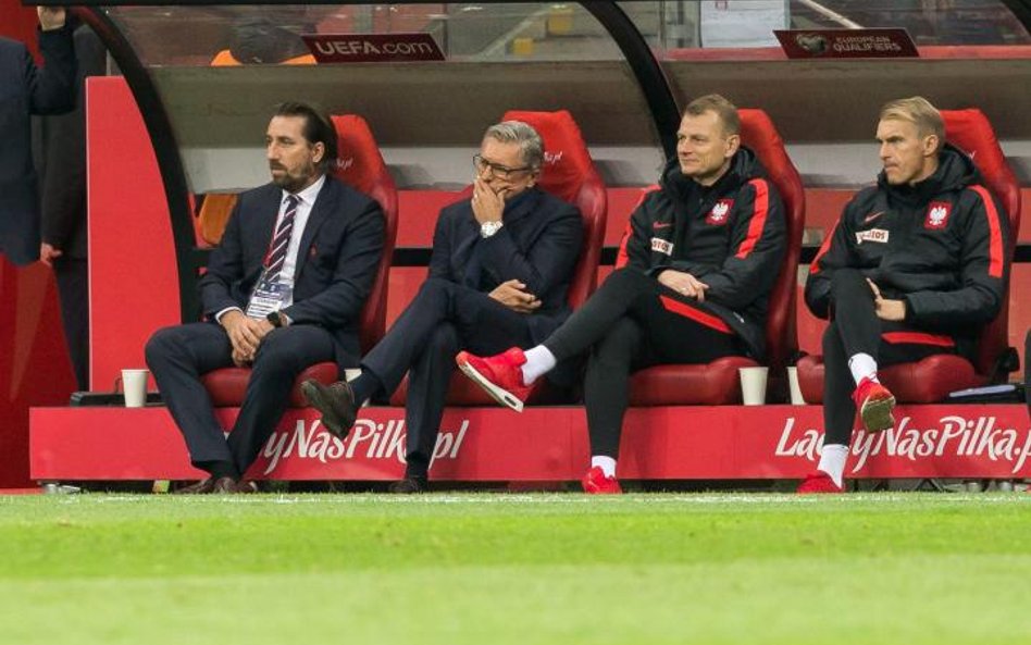 Burza mózgów na ławce: od lewej Tomasz Iwan, Adam Nawałka, Bogdan Zając i Jarosław Tkocz.