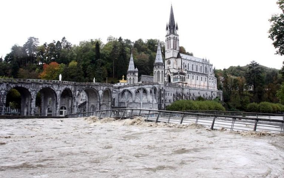 Sanktuarium w Lourdes podtopione