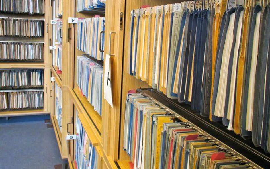 Średniej wielkości firma zatrudniająca kilkudziesięciu pracowników co roku wytwarza dwie szafy dokum