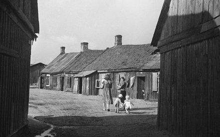 Na Woli – drewniaki i dozorca przy pracy. Jedno ze zdjęć powstałych do wystawy Warszawa wczoraj, dzi