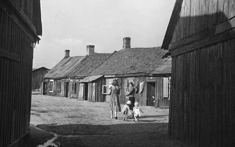 Na Woli – drewniaki i dozorca przy pracy. Jedno ze zdjęć powstałych do wystawy Warszawa wczoraj, dzi