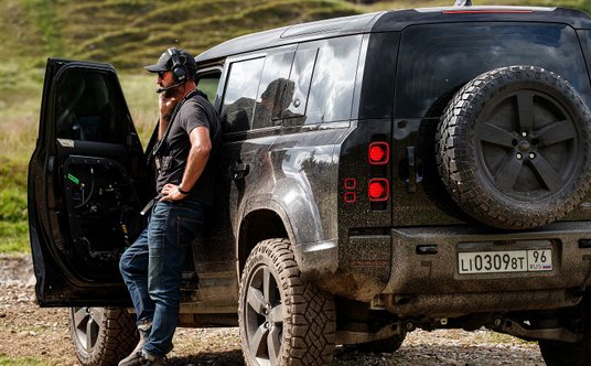 Lee Morrison na planie "No Time To Die".