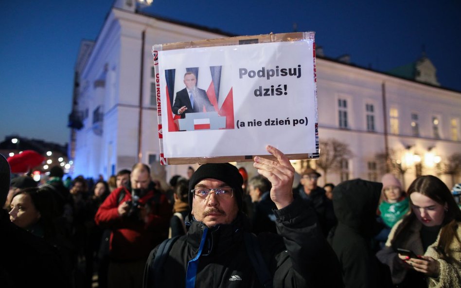 Protest zorganizowany przez Ogólnopolski Strajk Kobiet ws. prawa do aborcji, pod hasłem #DudaDzieńPo