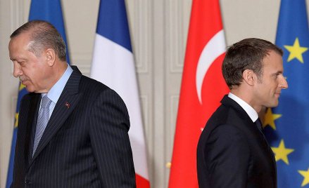 Analiza Emmanuela Macrona (z prawej) stanu NATO jest „chora” – uważa prezydent Turcji Tayyip Erdogan