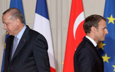 Analiza Emmanuela Macrona (z prawej) stanu NATO jest „chora” – uważa prezydent Turcji Tayyip Erdogan