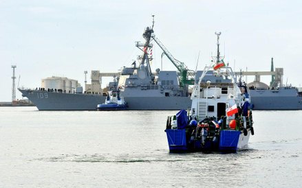 Amerykański niszczyciel na redzie portu w Gdyni