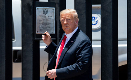 Sondaż: Amerykanie coraz gorzej oceniają walkę Trumpa z epidemią