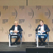 Jacek Kujawa, wiceprezes LPP (na zdjęciu z mikrofonem), wskazał podczas debaty, że jego firma określ