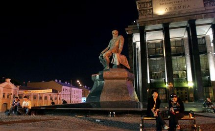 Moskwa, pomnik Dostojewskiego. Tu już obowiązuje nocny zakaz sprzedaży alkoholu
